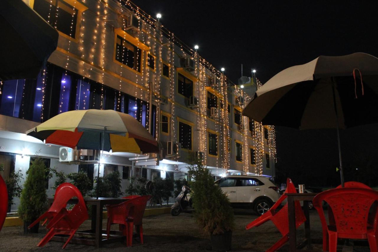 Hotel Silver Daman Exterior foto